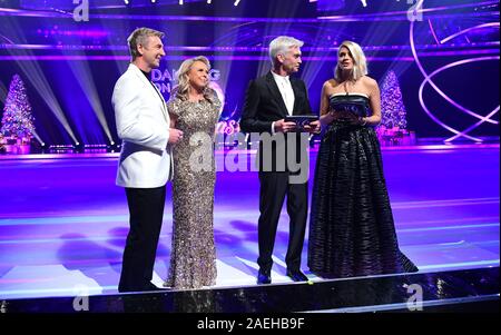 Jayne Torvill et Christopher Dean, Phillip Schofield et Holly Willoughby lors du lancement de Dancing on Ice 2020, tenue à Bovingdon Airfield, Hertfordshire. Banque D'Images