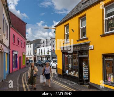 Les magasins Shoppers marcher passé dans la rue, Kinsale, dans le comté de Cork, Irlande Banque D'Images