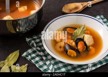 Soupe de bouillabaisse française en plaque blanche Banque D'Images