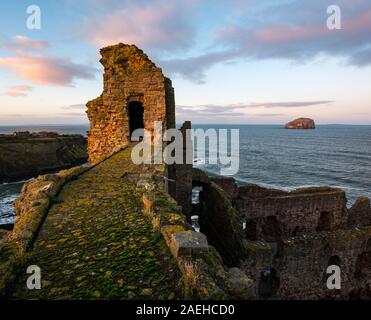 East Lothian, Ecosse, Royaume-Uni, 9 décembre 2019. Météo France : un ciel clair ensoleillé jette les derniers rayons du soleil couchant sur le mur rideau en ruine de 14e siècle le Château de Tantallon surplombant le Firth of Forth avec le Bass Rock à l'horizon Banque D'Images