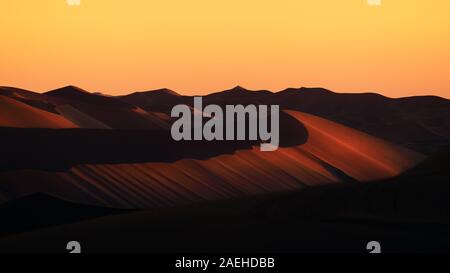 Les couleurs du coucher de soleil sur les dunes de désert lut Banque D'Images