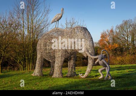 Le singe et l'éléphant,Sculpture pelican sur rond-point à Oxford pour marquer l'emplacement de Zoo,Oxford Oxford,Angleterre,Kidlington Banque D'Images