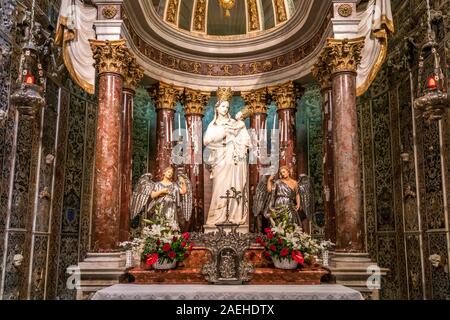 Die Madonna von Trapani dans der Wallfahrtskirche de sanctuaire de Maria Santissima Annunziata, Trapani, Sicile, Italie, Europa | statue en marbre de la Banque D'Images