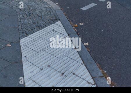 Intersection avec passage pour piétons et d'un système de guidage à Berlin Banque D'Images