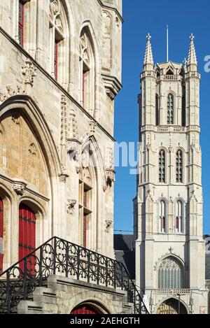 Entrée de la tour du beffroi et de la Cathédrale Saint-Bavon / Cathédrale / Sint Baafskathedraal Sint-Baafs dans la ville de Gand, Flandre orientale, Belgique Banque D'Images