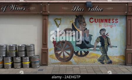 Barils de bière bordée à l'extérieur de cafe bar, Londonderry, en Irlande du Nord, en Irlande Banque D'Images