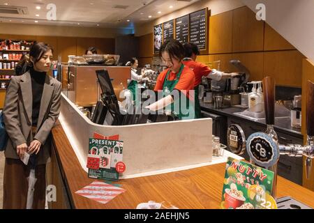 Les clients d'attente dans magasin Starbucks, Ginza, Tokyo, Japon Banque D'Images