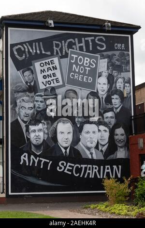 Mur peint avec les droits civils et Anti-Sectarian thème sur un immeuble d'appartements, Free Derry, Londonderry, en Irlande du Nord, Royaume-Uni Banque D'Images