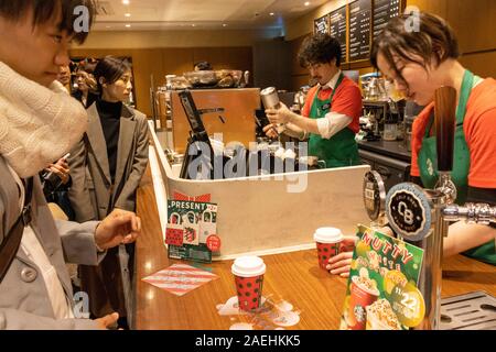 Les clients d'attente dans magasin Starbucks, Ginza, Tokyo, Japon Banque D'Images