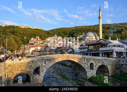 À l'ensemble de la vieille ville de Prizren et la mosquée de Sinan Pacha du pont de pierre de l'autre côté de la rivière Bistrica. Au Kosovo, Balkans central. Banque D'Images