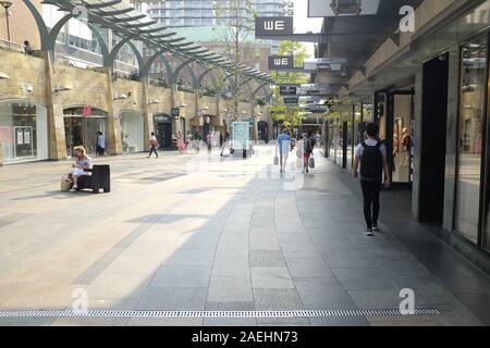 (L) Beurstraverse Koopgoot au-dessous du niveau du sol shopping centre, Rotterdam, Pays-Bas. Banque D'Images