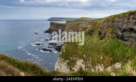 Ruines du château de Dunluce médiévale sur la falaise, County Antrim, Northern Ireland, Irlande Banque D'Images