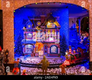 Décoration de Noël -représentations de pays avec des sujets de Noël et Noël jeux - gare victorienne Banque D'Images