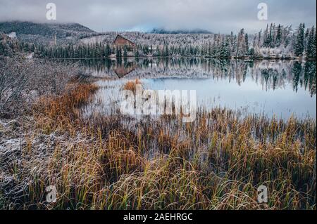 Lake dans les montagnes entre l'automne et l'hiver, papier peint d'origine. Banque D'Images