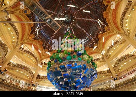 Le sapin de Noël géant à l'intérieur de Galeries Lafayette grand magasin parisien, Paris, France. Banque D'Images