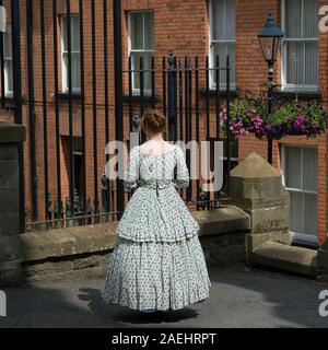 Vue arrière de l'Irlandais femme, Londonderry, en Irlande du Nord, Royaume-Uni Banque D'Images