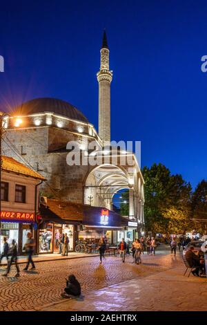 La mosquée de Sinan Pacha dans la nuit dans la vieille ville de Prizren, au Kosovo, au centre des Balkans. Banque D'Images