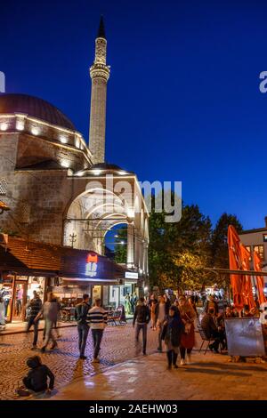 La mosquée de Sinan Pacha dans la nuit dans la vieille ville de Prizren, au Kosovo, au centre des Balkans. Banque D'Images