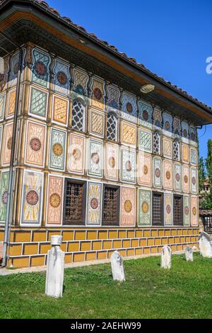 Pierres tombales ottoman dans les motifs de la mosquée Šarena décorées ou peintes à l'origine/mosquée construite en 1438 et re-construit en 1833, dans le centre de Teto Banque D'Images