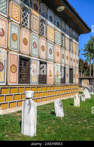 Pierres tombales ottoman dans les motifs de la mosquée Šarena décorées ou peintes à l'origine/mosquée construite en 1438 et re-construit en 1833, dans le centre de Teto Banque D'Images