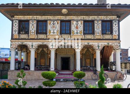 Façade de la mosquée Šarena décorées ou peintes à l'origine/mosquée construite en 1438 et re-construit en 1833, dans le centre de Tetovo en Macédoine du Nord. Banque D'Images