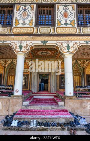 Temps de prière à la mosquée de Šarena décorées ou peintes à l'origine/mosquée construite en 1438 et re-construit en 1833, dans le centre de Tetovo en Macédoine du Nord. Banque D'Images