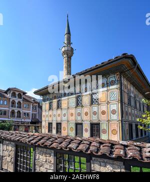 La mosquée Šarena décorées ou peintes à l'origine/mosquée construite en 1438 et re-construit en 1833, dans le centre de Tetovo en Macédoine du Nord. Banque D'Images