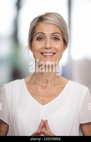 Beau Portrait de femme de 67 ans Banque D'Images