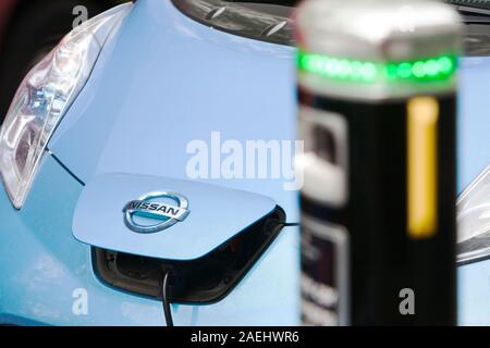 Nissan Leaf électrique d'un véhicule à une station de rechargement sur la rue à Berkeley Square, Londres, Royaume-Uni. Banque D'Images