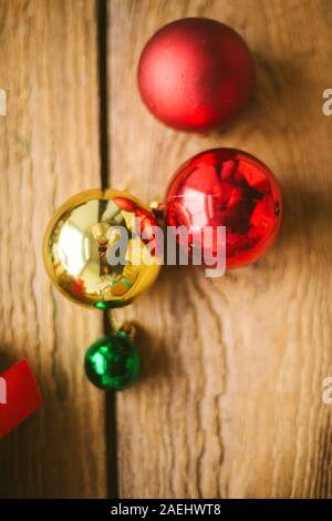 Boules de Noël sur fond de bois Banque D'Images