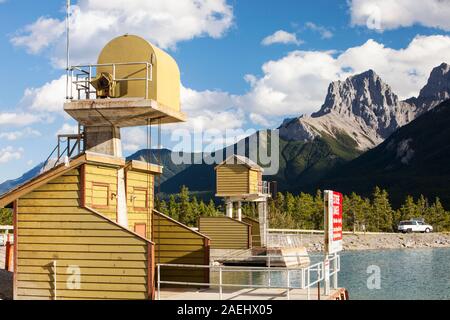 L'apport de la centrale hydroélectrique de Rundle au-dessus de Canmore dans les Rocheuses canadiennes. Banque D'Images