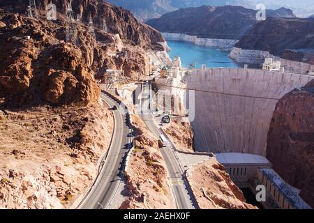 Le Hoover Dam et le Lac Mead, l'usine hydro-électrique qui est à un niveau très faible à la suite d'une sécheresse de quatre ans Banque D'Images