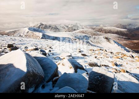 La vue à l'ouest dans l'Cuillin de Beinn na Caillich sommet, derrière Broadford sur l'île de Skye, Écosse, Royaume-Uni. Banque D'Images