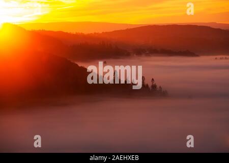 Brume sur la vallée du lac de Windermere de Todd Crag dans le Lake District, UK au lever du soleil. Banque D'Images