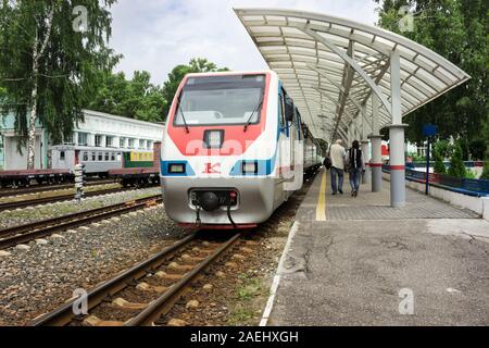 Nizhny Novgorod, Russie - 20 juil 2019 : Nizhny Novgorod chemin de fer pour enfants. À la tête de la locomotive du train à la station terminale Banque D'Images