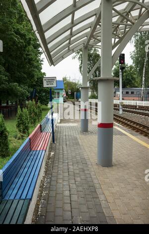 Nizhny Novgorod, Russie - 20 juil 2019 : Nizhny Novgorod chemin de fer pour enfants. Plate-forme d'atterrissage. Dit l'affiche de la première 'halt' chariot Banque D'Images