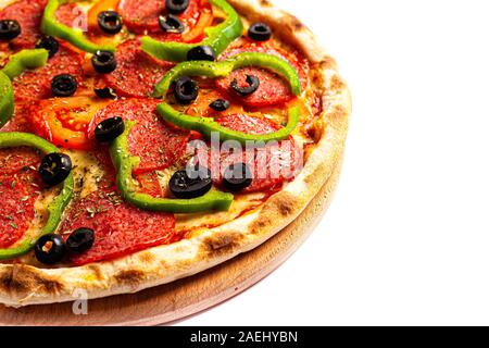 Pizza close up. Photo de pizza isoler sur le stand avec un espace blanc de côté. Stock photo. Banque D'Images