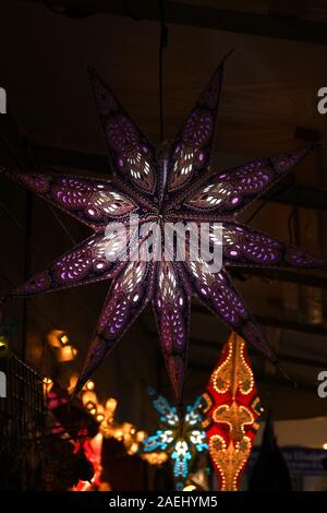 Florence, Décembre 2019 : décorations de Noël au marché de Noël sur la place Santa Croce dans le centre de la ville de Florence. Italie Banque D'Images