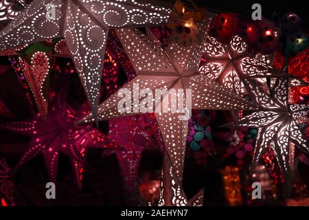 Florence, Décembre 2019 : décorations de Noël au marché de Noël sur la place Santa Croce dans le centre de la ville de Florence. Italie Banque D'Images