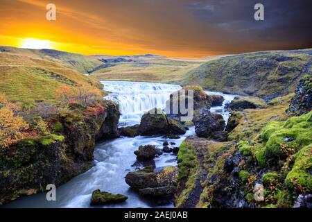 Vue aérienne de Skogafoss, chute d'Islande par drone Banque D'Images