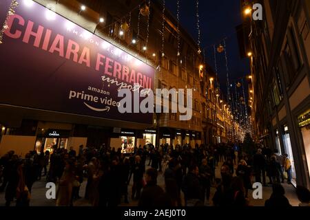 Florence, Décembre 2019 : décorations de Noël dans le centre de Florence avec les touristes qui vont au shopping durant les vacances de Noël. Italie Banque D'Images