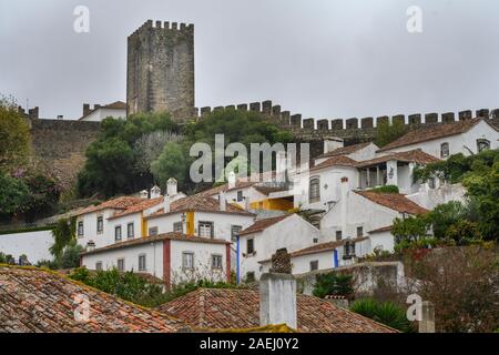 Maisons dans une ville, district de Leiria, Obidos, Portugal Banque D'Images