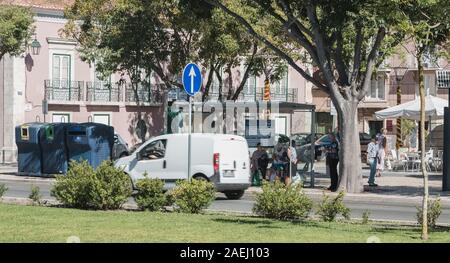 Setubal, Portugal - 8 août 2018 : l'atmosphère et l'architecture typique de la rue dans le centre-ville historique où les gens marchent un jour d'été Banque D'Images