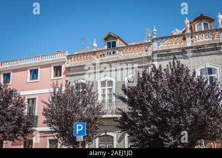 Setubal, Portugal - 8 août 2018 : l'atmosphère et l'architecture typique de la rue dans le centre-ville historique où les gens marchent un jour d'été Banque D'Images