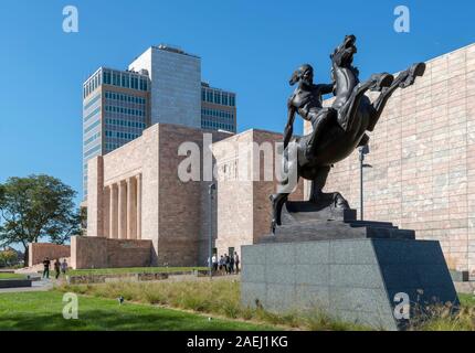 Joslyn Art Museum, Omaha, Nebraska, USA.. La statue en premier plan est 'Sioux Warrior' par Matthew Placzek. Banque D'Images