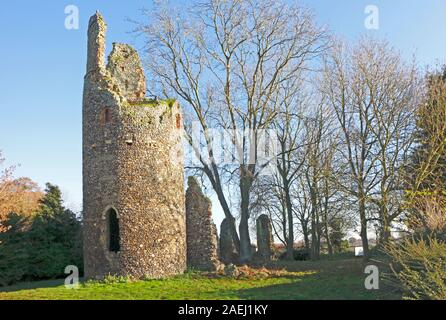 Une vue sur les ruines de l'église de St Mary à South Norfolk à Kirby Bedon, Norfolk, Angleterre, Royaume-Uni, Europe. Banque D'Images