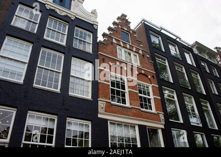 Vue de dessous, historiques et traditionnelles montrant un bâtiment typique de style architectural Néerlandais à Amsterdam. Il s'agit d'une journée ensoleillée. Banque D'Images