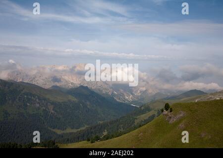 Cloud streaming au-dessus des falaises du groupe Rosengarten vue sur les pentes du Plattkofel Val Gardena Dolomites Tyrol du Sud Italie Banque D'Images