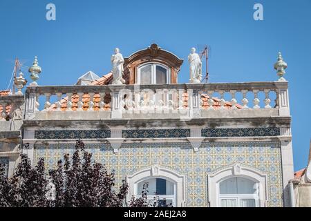 Setubal, Portugal - 8 août 2018 : l'atmosphère et l'architecture typique de la rue dans le centre-ville historique où les gens marchent un jour d'été Banque D'Images