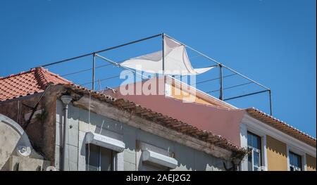 Setubal, Portugal - 8 août 2018 : l'atmosphère et l'architecture typique de la rue dans le centre-ville historique où les gens marchent un jour d'été Banque D'Images